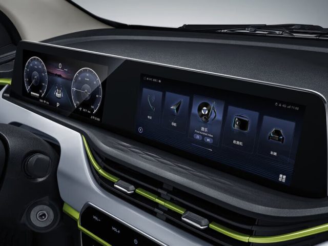 Changan E-Star — сдвоенный экран передней панели