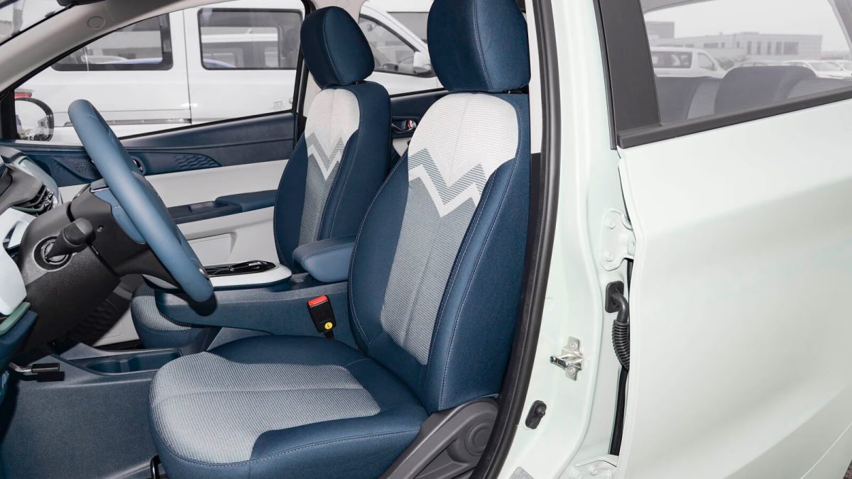 Салон Changan E-Star через открытую дверь