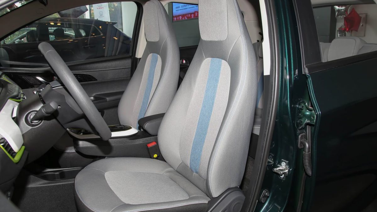 Салон Changan E-Star в тёмной отделке