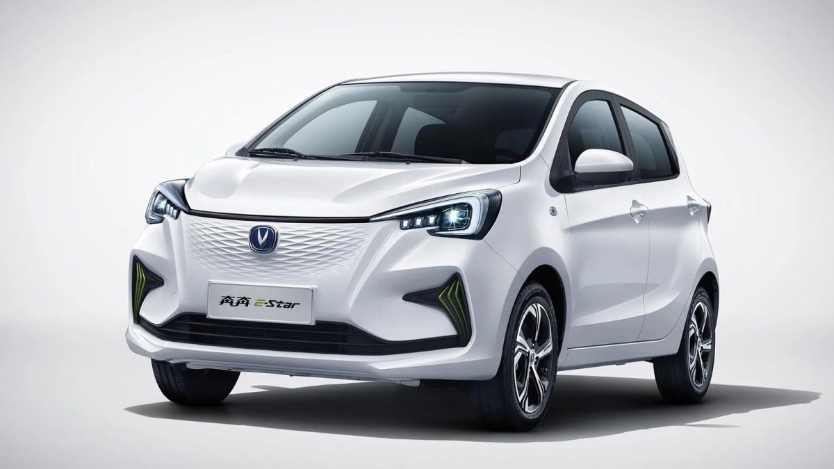 Changan E-Star — спереди в три четверти