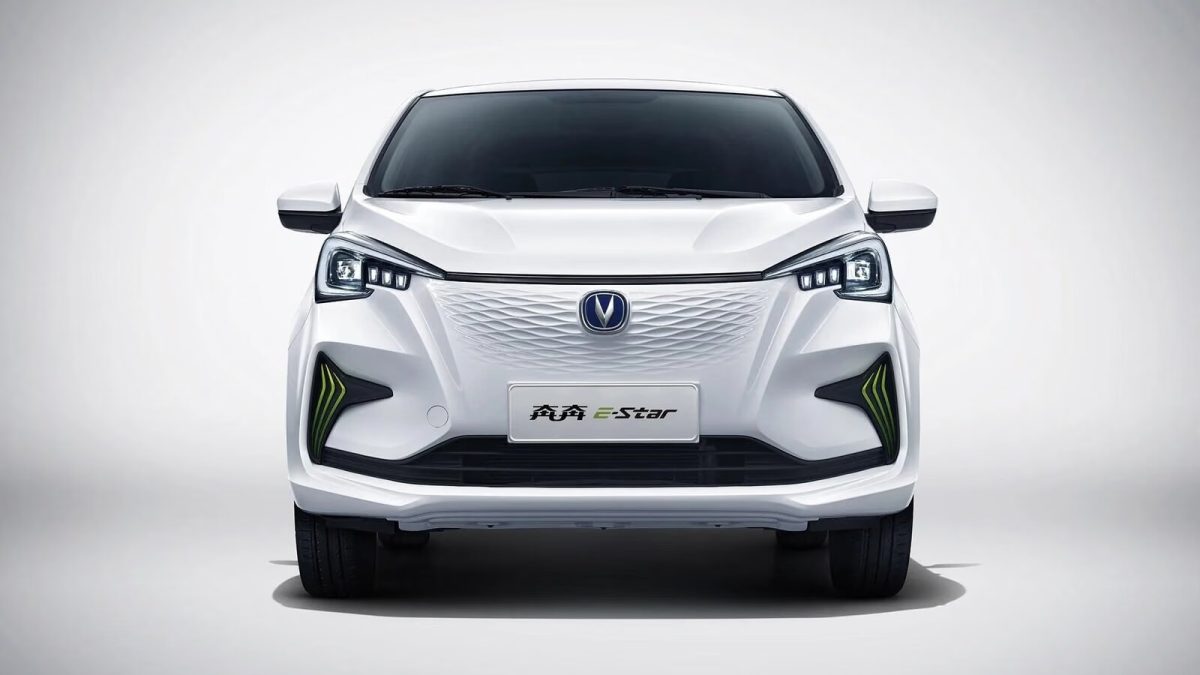 Changan E-Star — вид сзади в три четверти