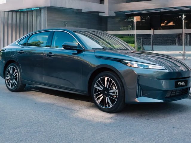 Changan Eado Plus в профиль