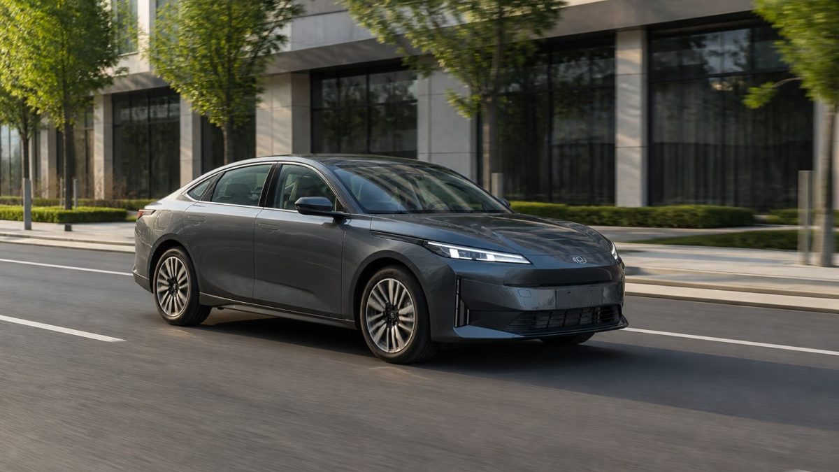 Changan Eado Plus на пустом городском бульваре