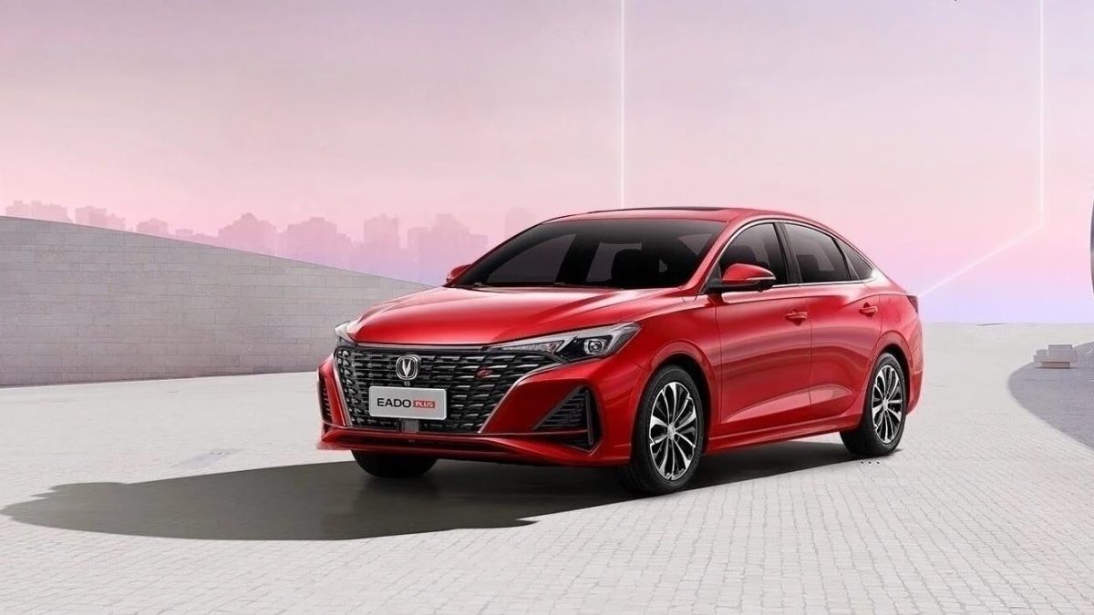 Красный Changan Eado Plus спереди в три четверти
