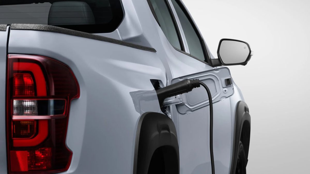 Changan Hunter сзади в три четверти под деревьями