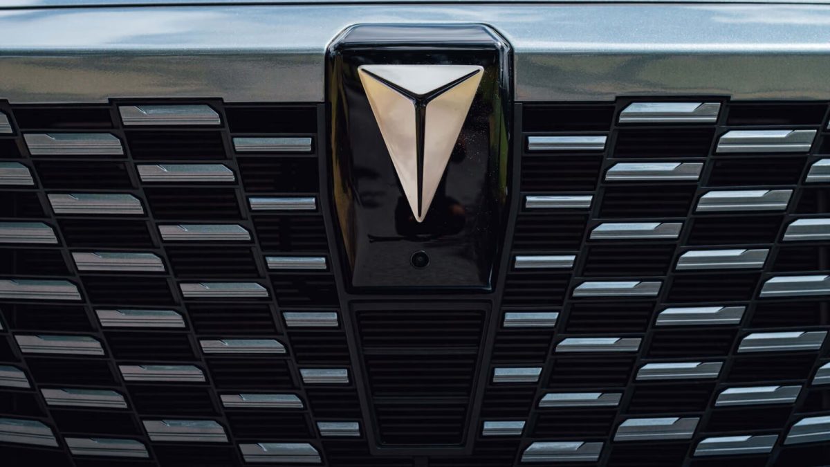 Changan Hunter в профиль на аллее