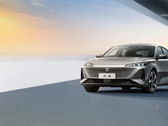 Changan Lamore спереди в три четверти