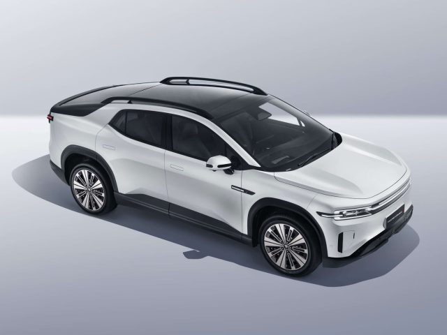 Changan Nevo E07 — вид спереди в три четверти