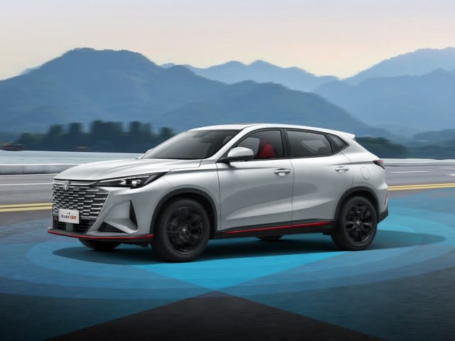 Белый Changan X5 Plus спереди в движении