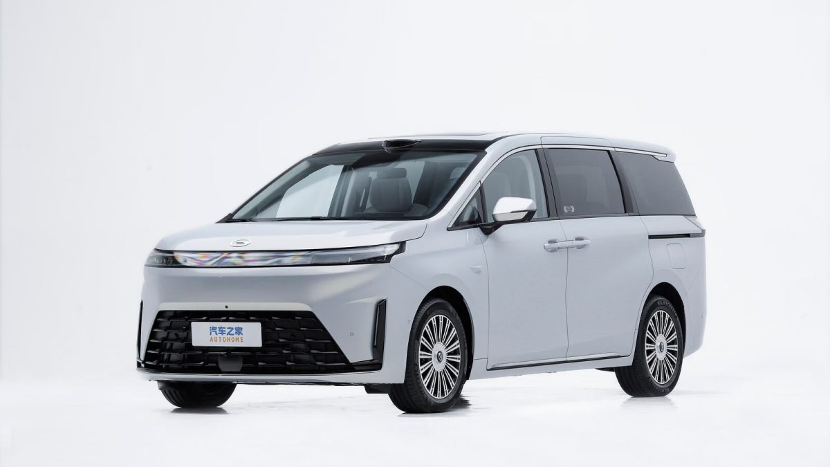 GAC E8 PHEV Ultra — вид спереди в три четверти слева