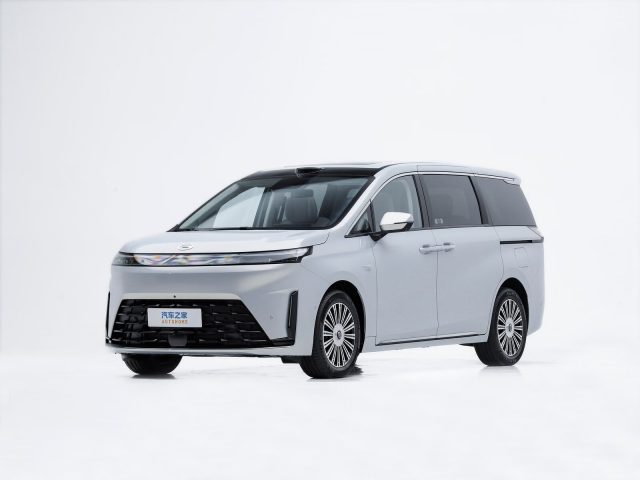 GAC E8 PHEV Ultra — вид спереди в три четверти слева