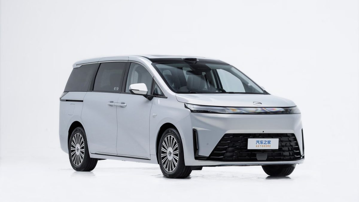 GAC E8 PHEV Ultra — вид спереди в три четверти справа
