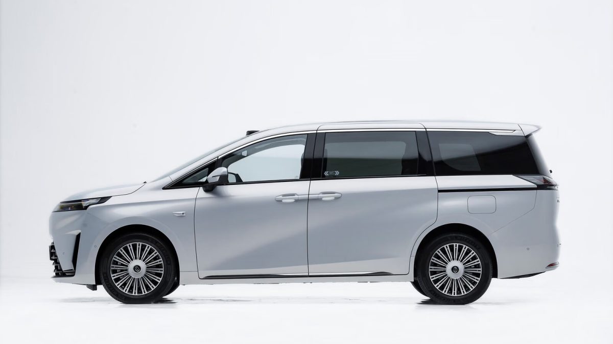 GAC E8 PHEV Ultra — профиль слева