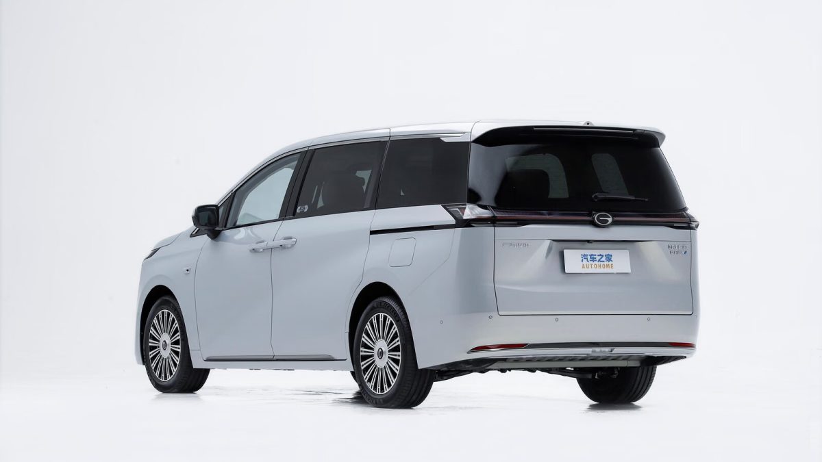 GAC E8 PHEV Ultra — вид сзади в три четверти слева