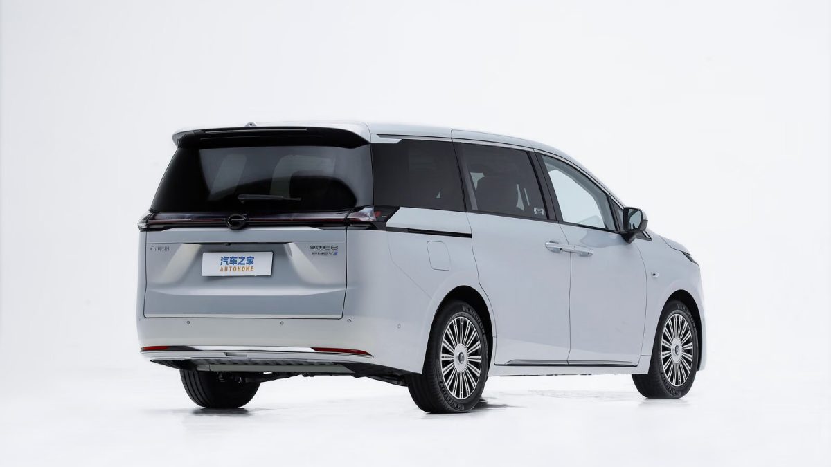 GAC E8 PHEV Ultra — вид сзади в три четверти справа