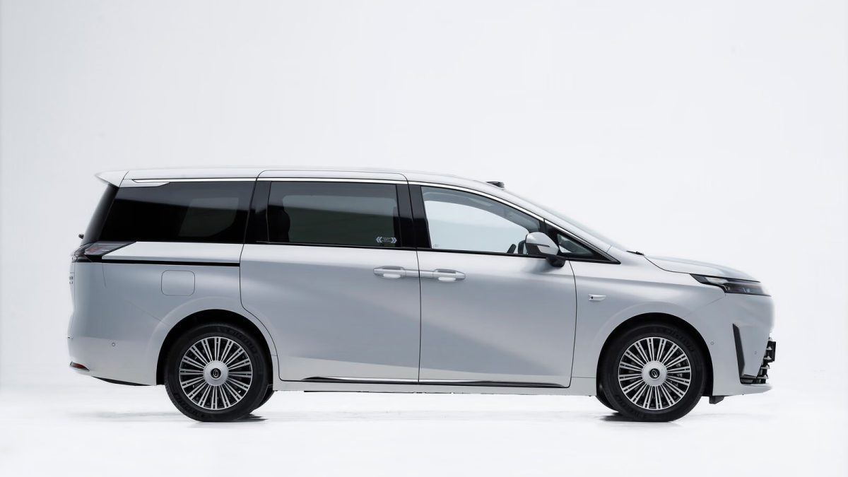 GAC E8 PHEV Ultra — профиль справа