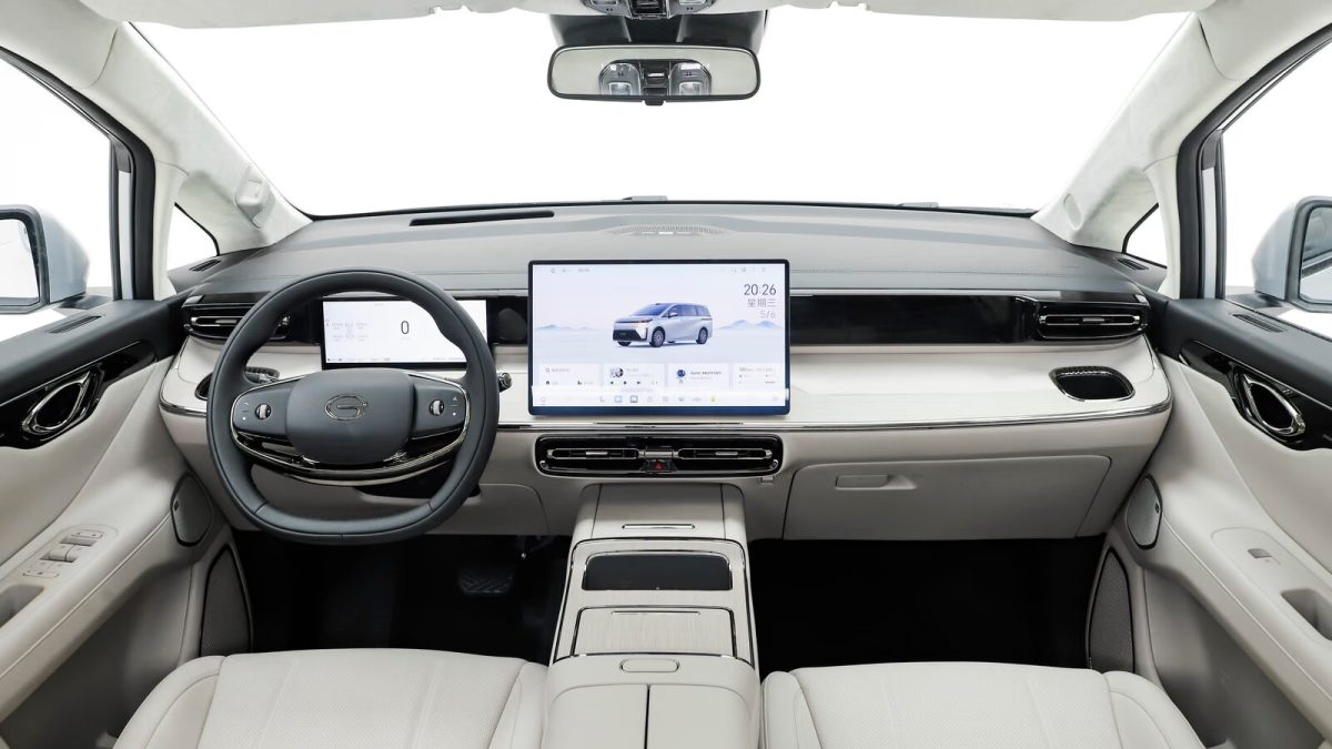 GAC E8 PHEV Ultra — передняя панель светлого салона