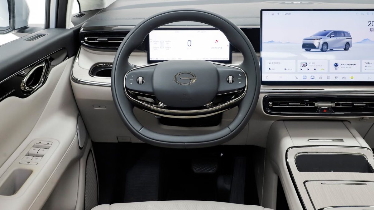 GAC E8 PHEV Ultra — место водителя (интерьер)