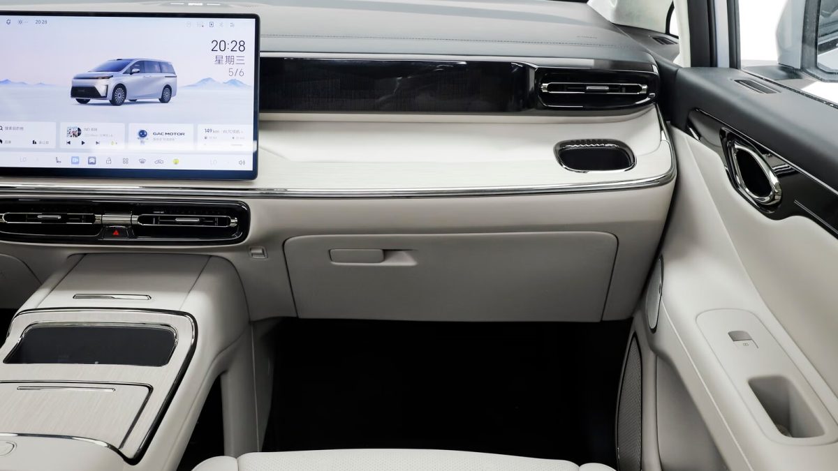 GAC E8 PHEV Ultra — передняя панель со стороны пассажира