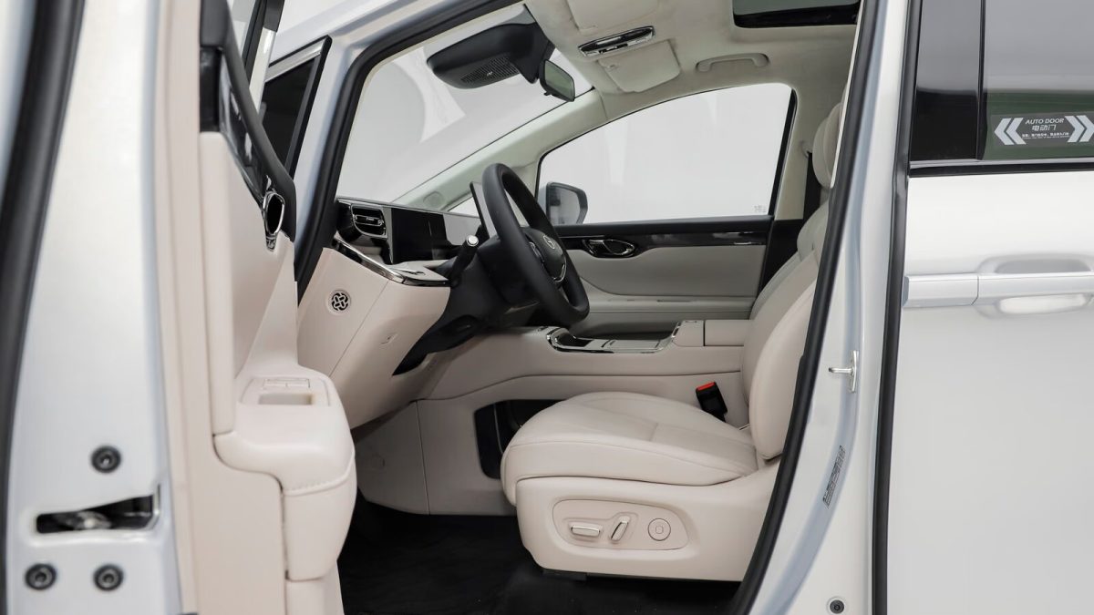 GAC E8 PHEV Ultra — передние сиденья