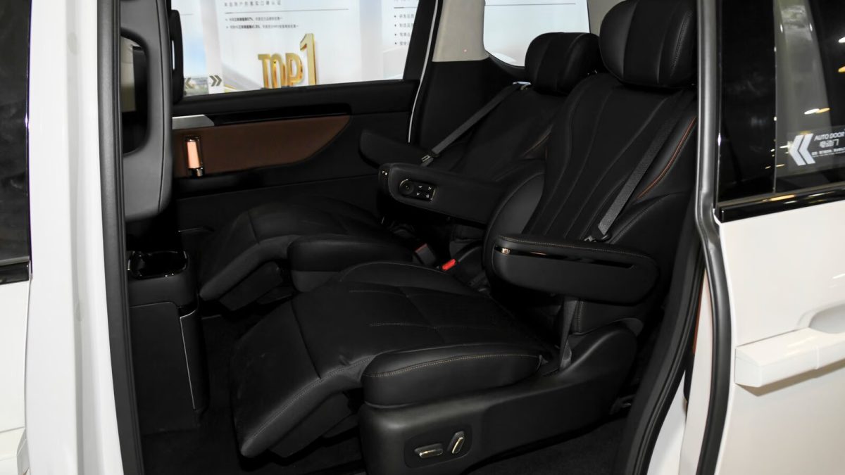 GAC E8 PHEV Ultra — раздельные кресла второго ряда