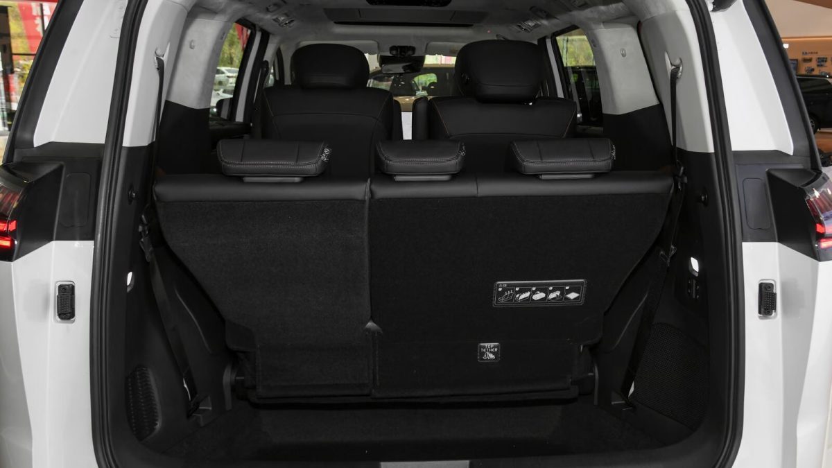 GAC E8 PHEV Ultra — багажник при поднятом третьем ряде