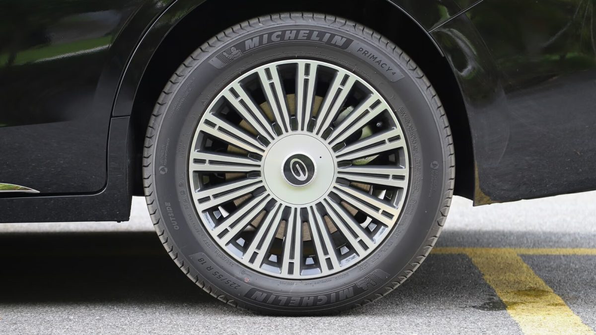 GAC E8 PHEV Ultra — многоспицевое колесо Michelin