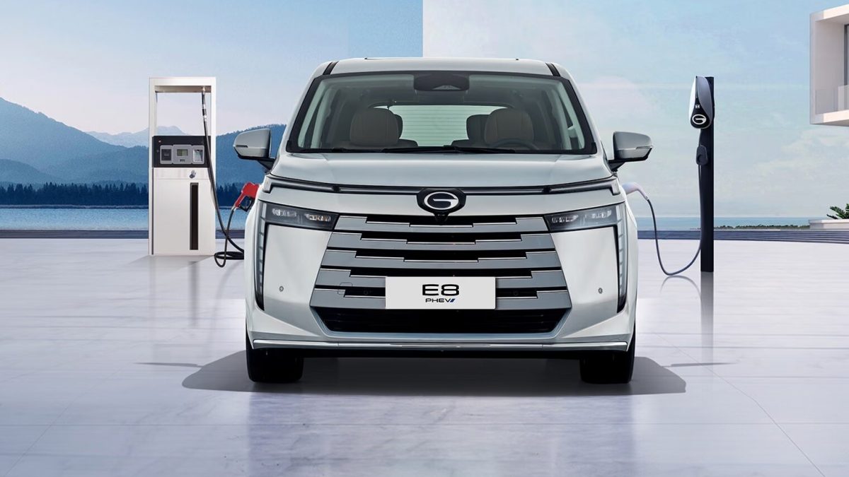 GAC E8 на зарядке у дома, вид спереди