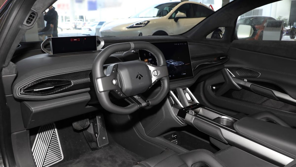 GAC Hyper SSR — панорама леворульного кокпита