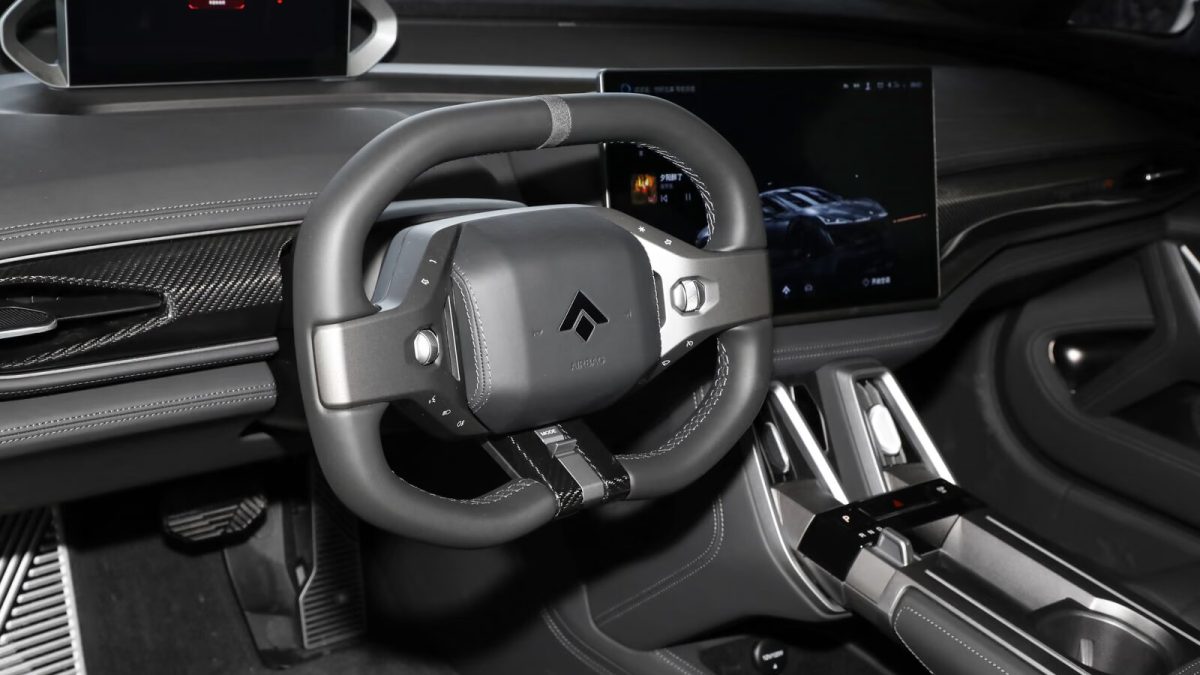 GAC Hyper SSR — водительская зона и центральная консоль (интерьер)