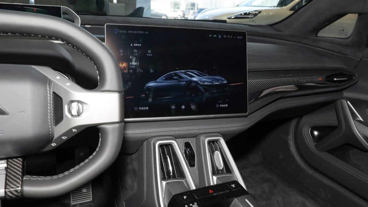 GAC Hyper SSR — центральный экран и органы управления