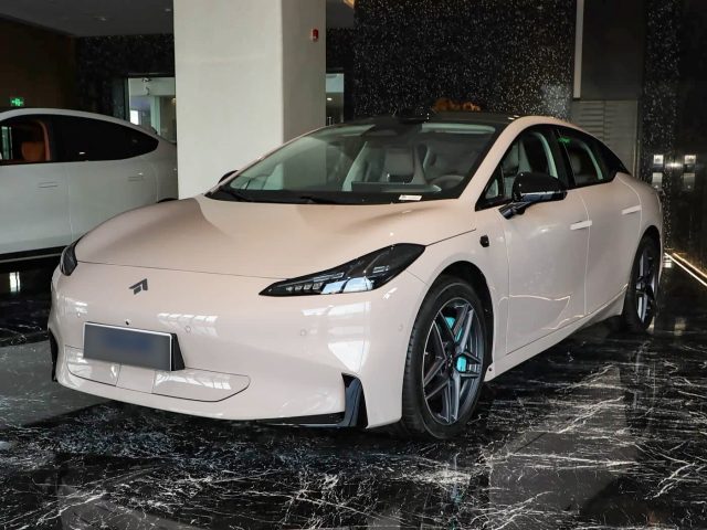 GAC Hyptec GT 710 Max — вид спереди в три четверти слева