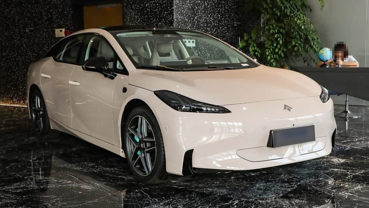 GAC Hyptec GT 710 Max — вид спереди в три четверти справа