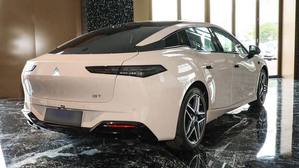 GAC Hyptec GT 710 Max — вид сзади в три четверти справа