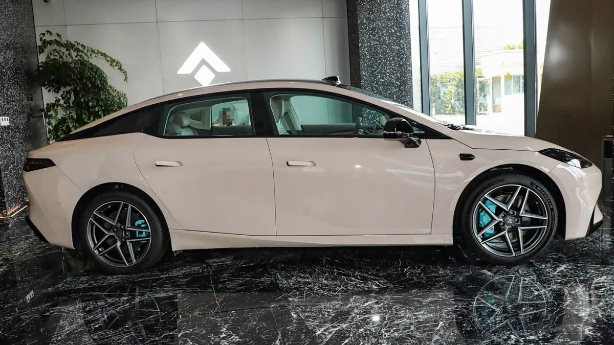 GAC Hyptec GT 710 Max — профиль справа