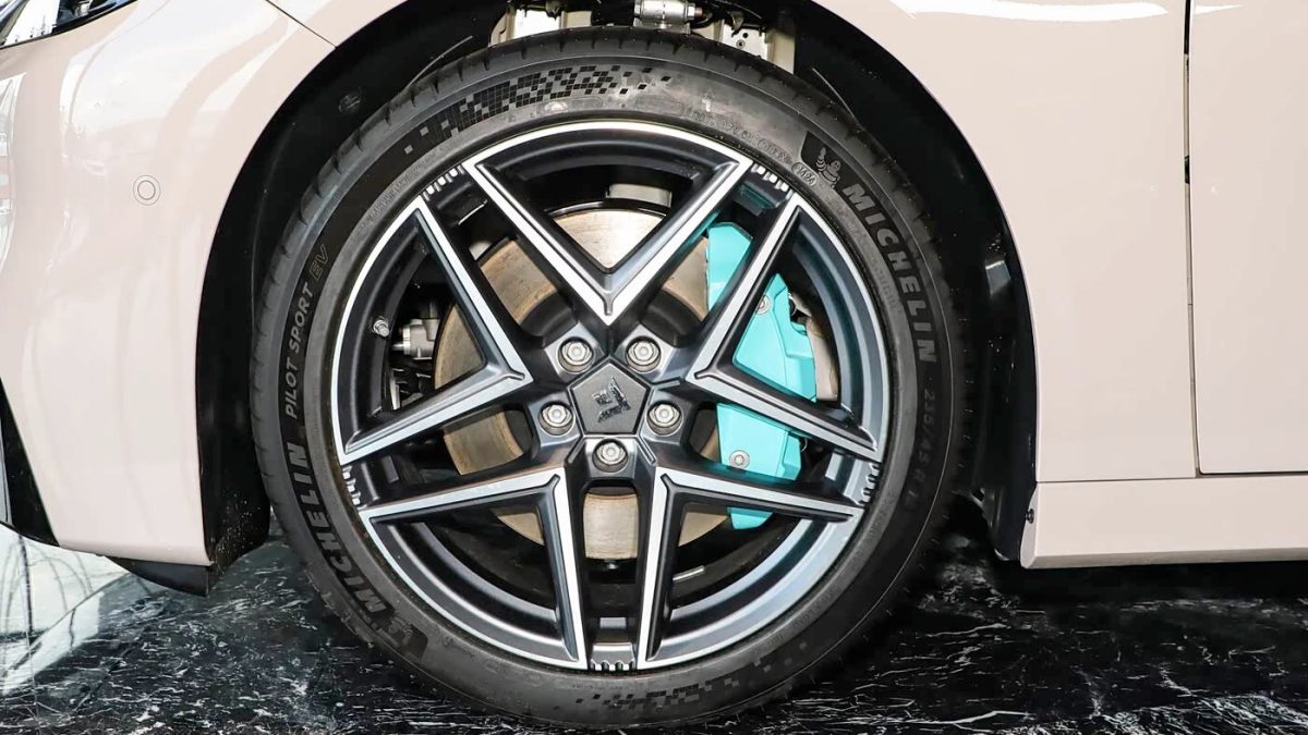 GAC Hyptec GT 710 Max — 19-дюймовое колесо и бирюзовый суппорт