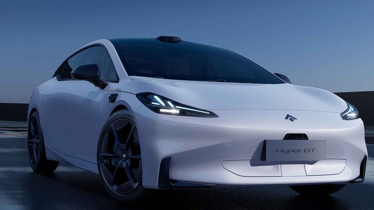 Белый Hyptec GT, вид спереди в три четверти