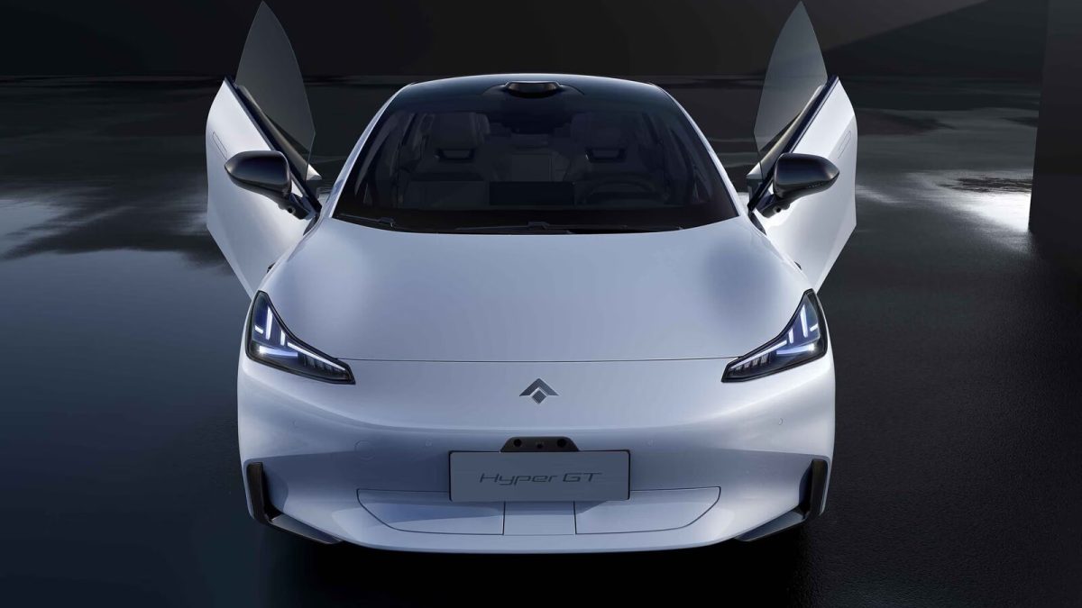 Hyptec GT с открытыми дверями-крыльями