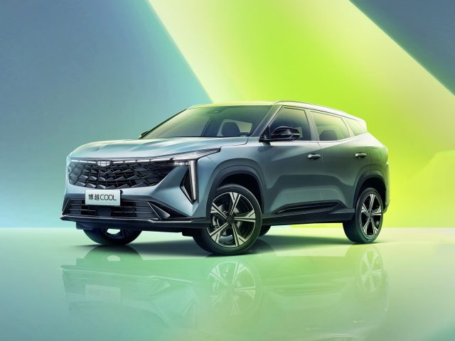 Geely Atlas Cool — вид спереди в три четверти