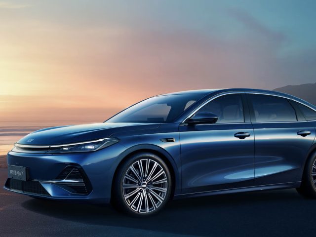 Синий Geely Galaxy A7 на закате, вид спереди в три четверти