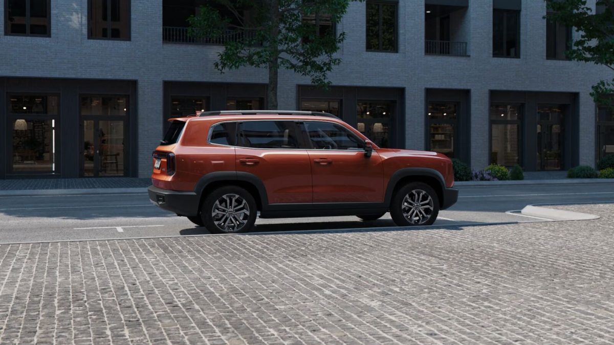 Haval Dargo в профиль на площади