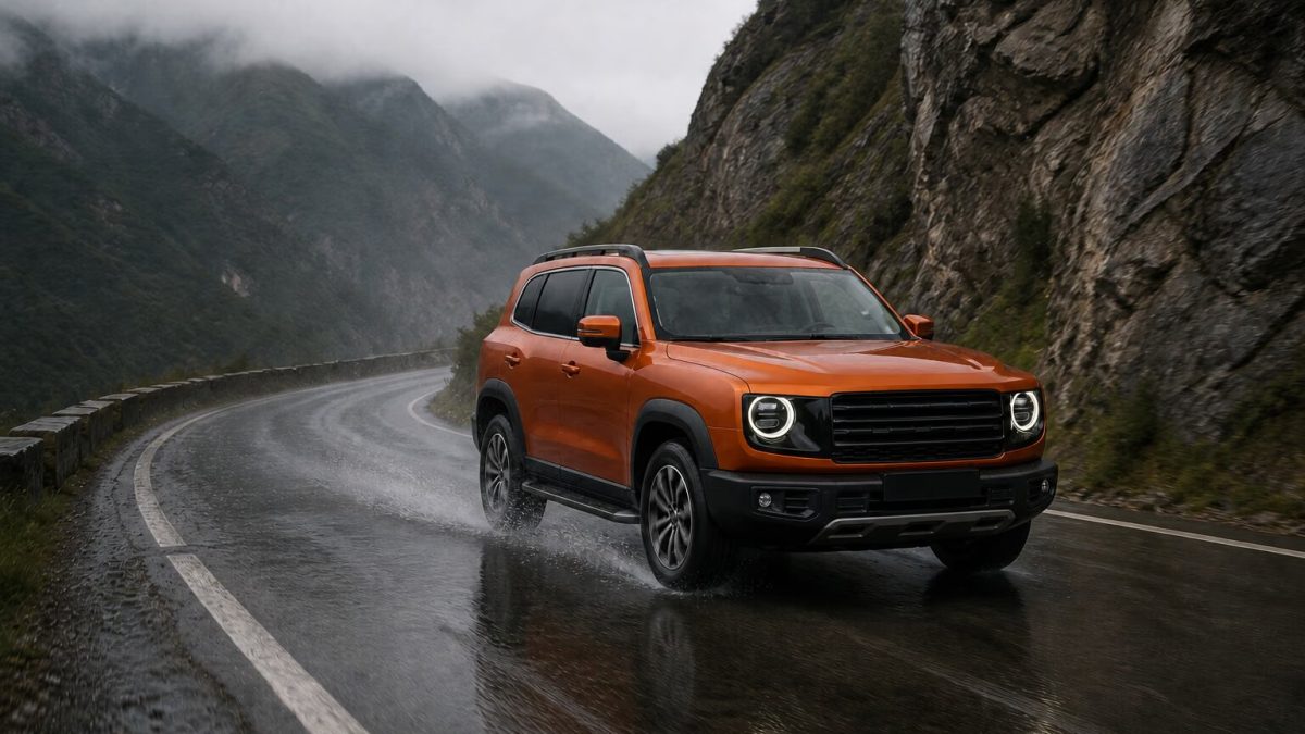 Оранжевый Haval Dargo на мокрой горной дороге