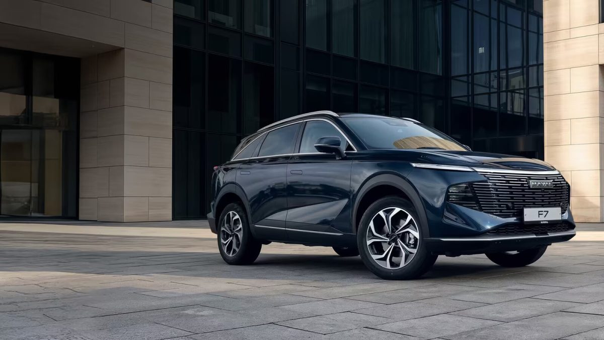 Haval F7 у здания, вид спереди