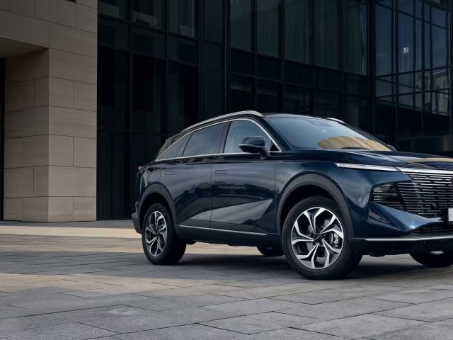 Haval F7 у здания, вид спереди