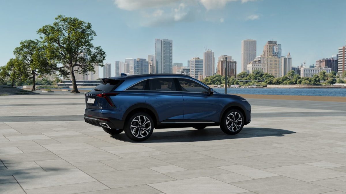 Haval F7 в профиль на набережной