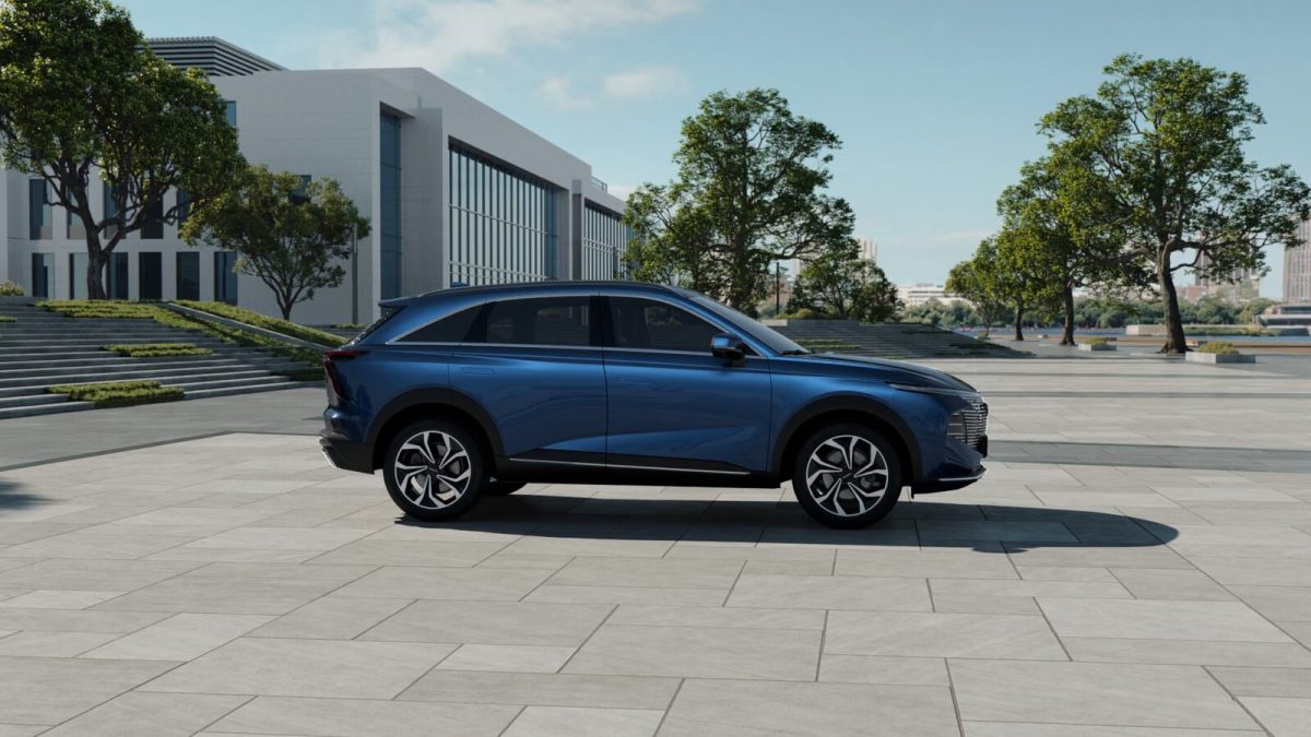 Haval F7 в три четверти на площади
