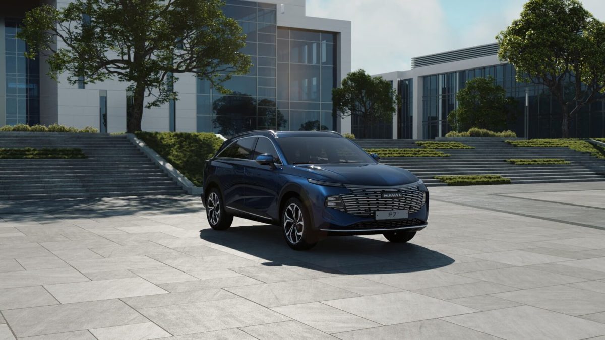 Haval F7 спереди на площади