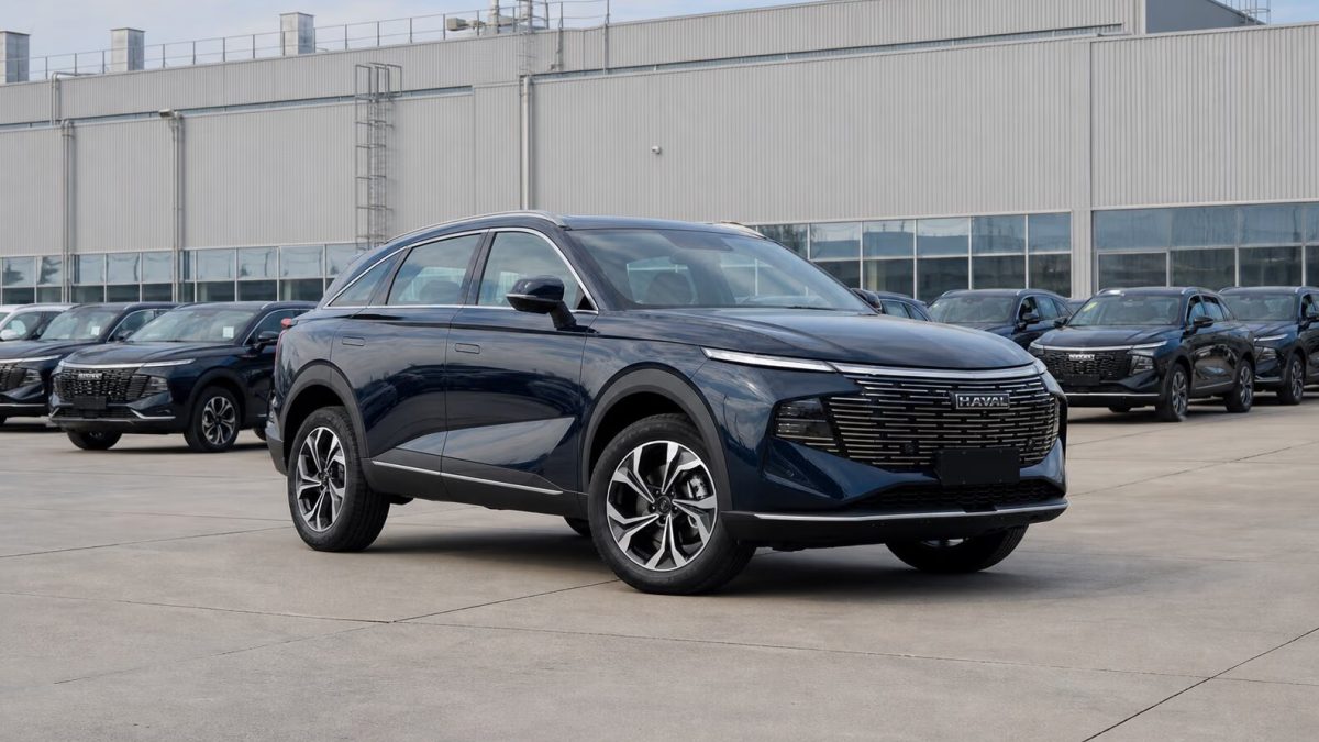 Haval F7 на площадке готовых автомобилей у сборочного корпуса