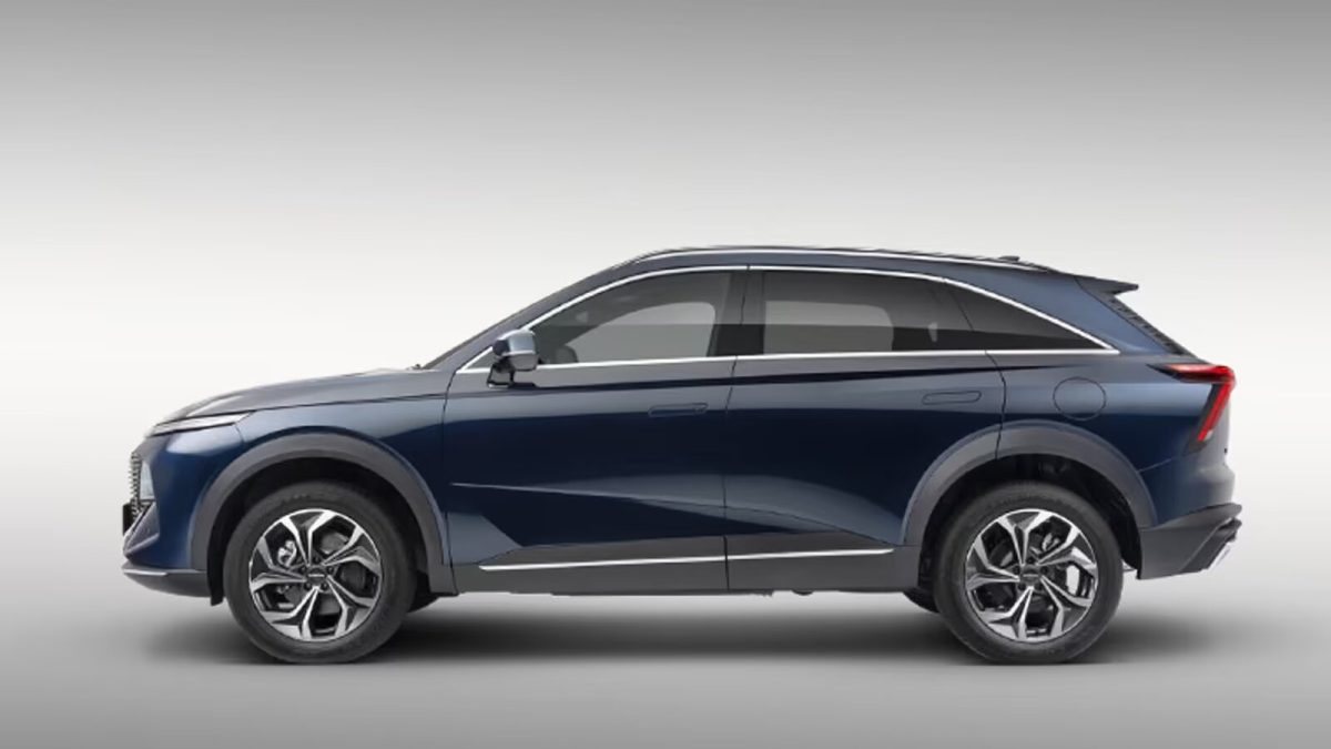 Haval F7 в студии, вид в профиль