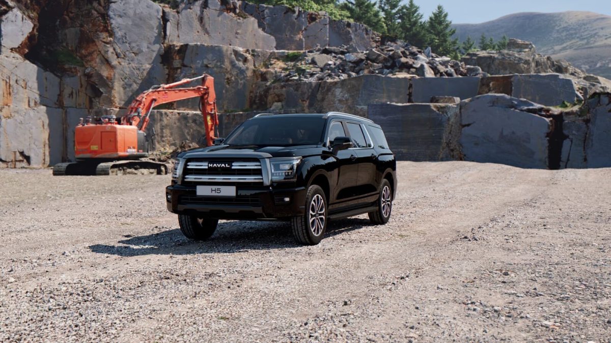 Haval H5 спереди в три четверти в карьере